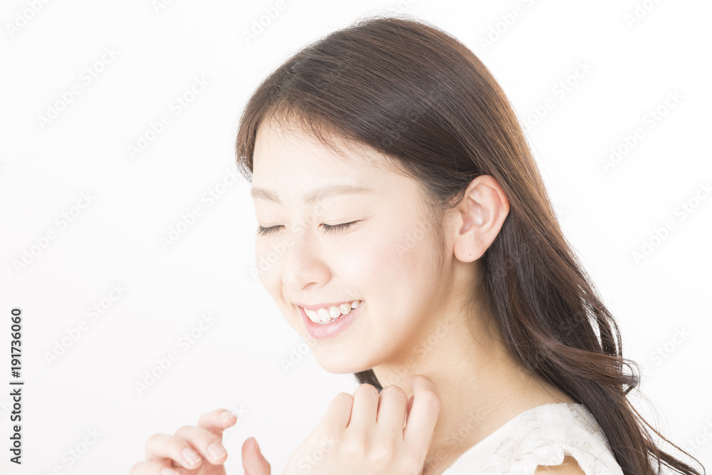 目を閉じて笑う女性