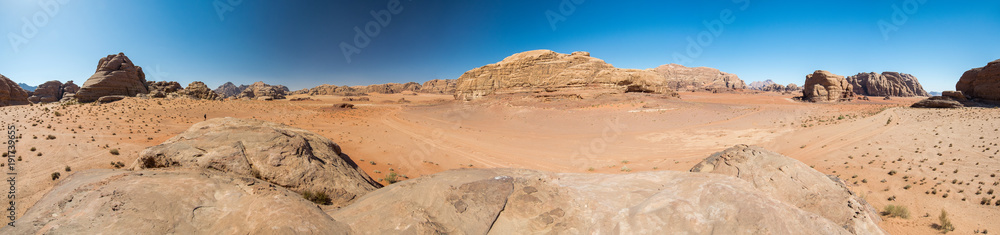 Panorama du désert du Wadi-rum - Jordanie Panorama du désert du Wadi-rum - Jordanie