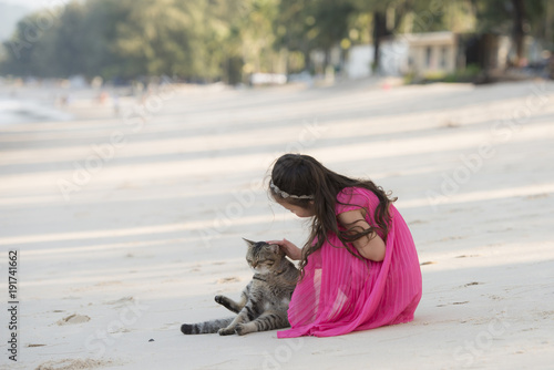 ビーチで猫と遊ぶ女の子 © hakase420