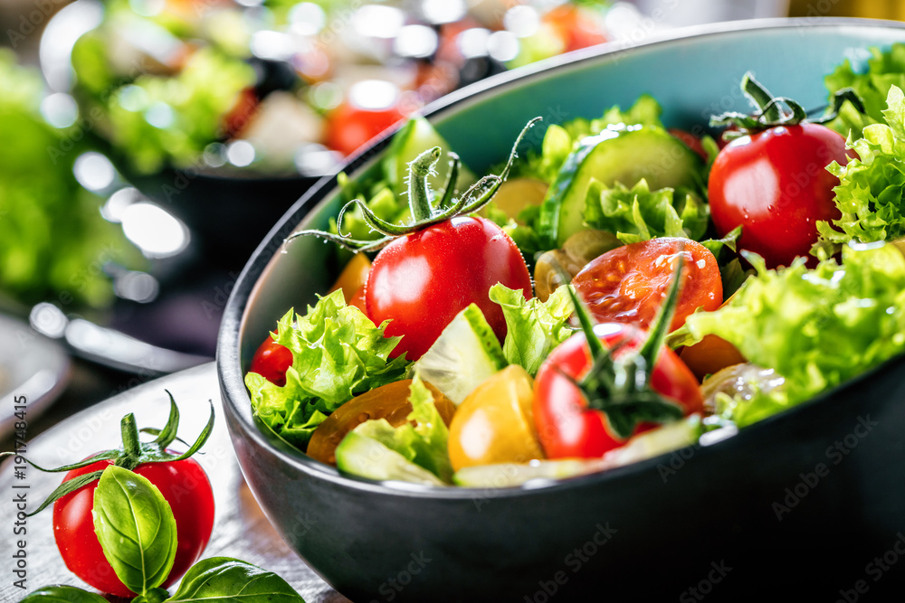 Salat mit frischem Gemüse - obrazy, fototapety, plakaty 