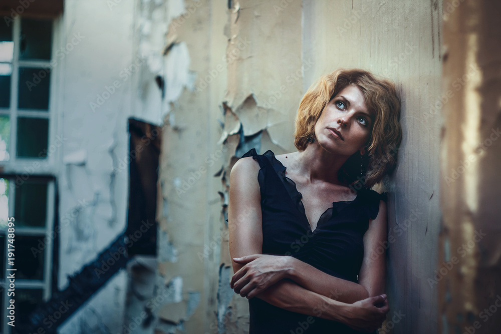 Obraz premium girl in a dress in an old house
