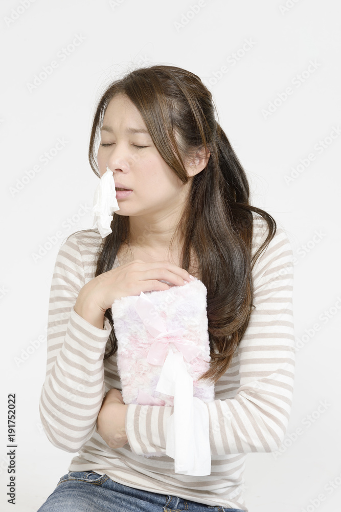 花粉症に苦しむ女性 花粉症に苦しむ女性