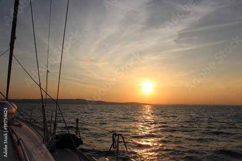 spettacolare atmosfera in barca a vela al tramonto