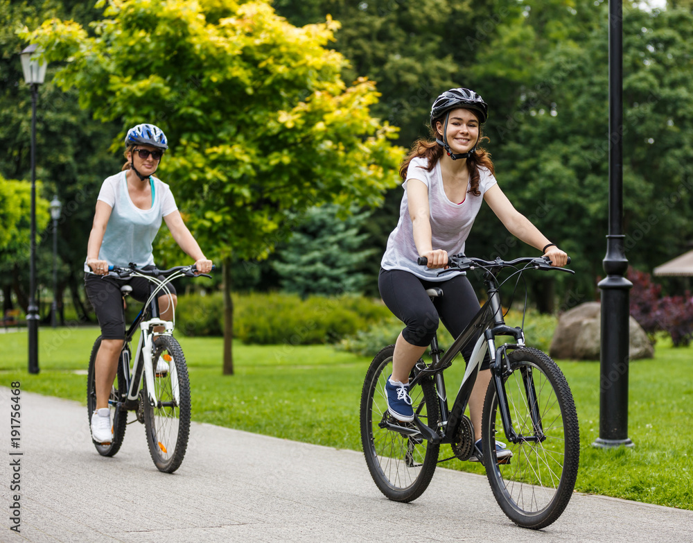 Obraz premium Healthy lifestyle - people riding bicycles in city park