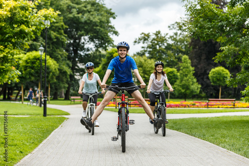 Fototapeta Naklejka Na Ścianę i Meble -  Healthy lifestyle - people riding bicycles in city park
