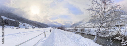 Winterpanorama im Salzburger Land bei Bramberg mit Langlaufloipe und Wanderweg