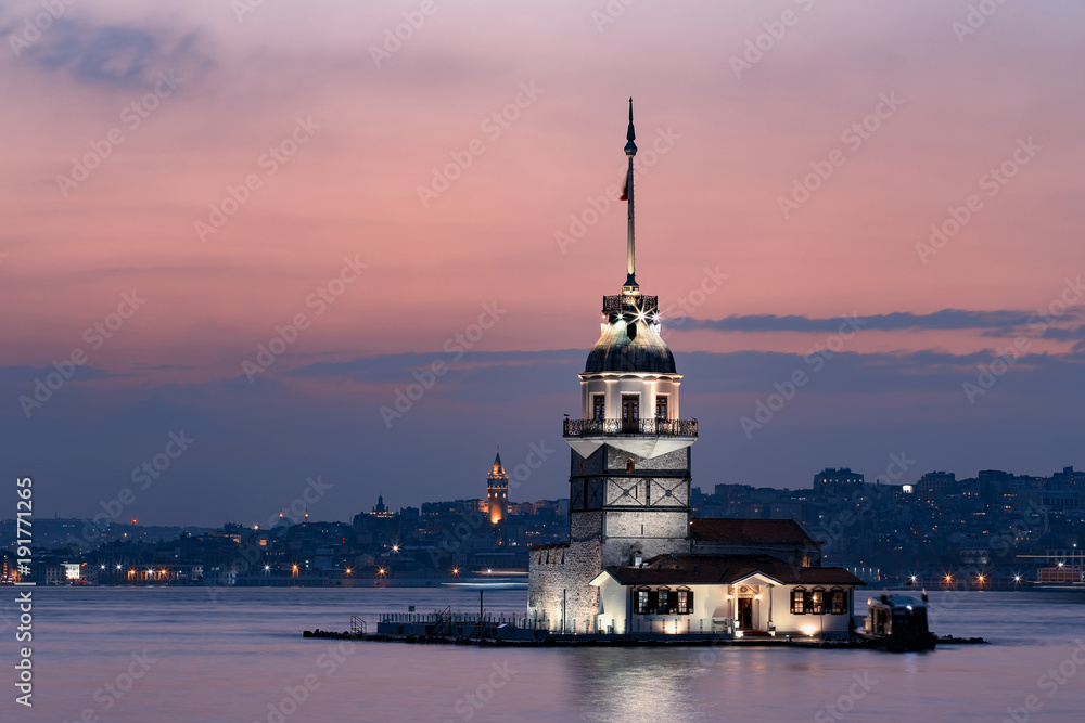 Fototapeta premium Maiden Tower (Tower of Leandros, turecki: Kiz Kulesi) spokojna sceneria przy wejściu do Cieśniny Bosfor w Stambule, Turcja (KIZ KULESI - SALACAK-USKUDAR)