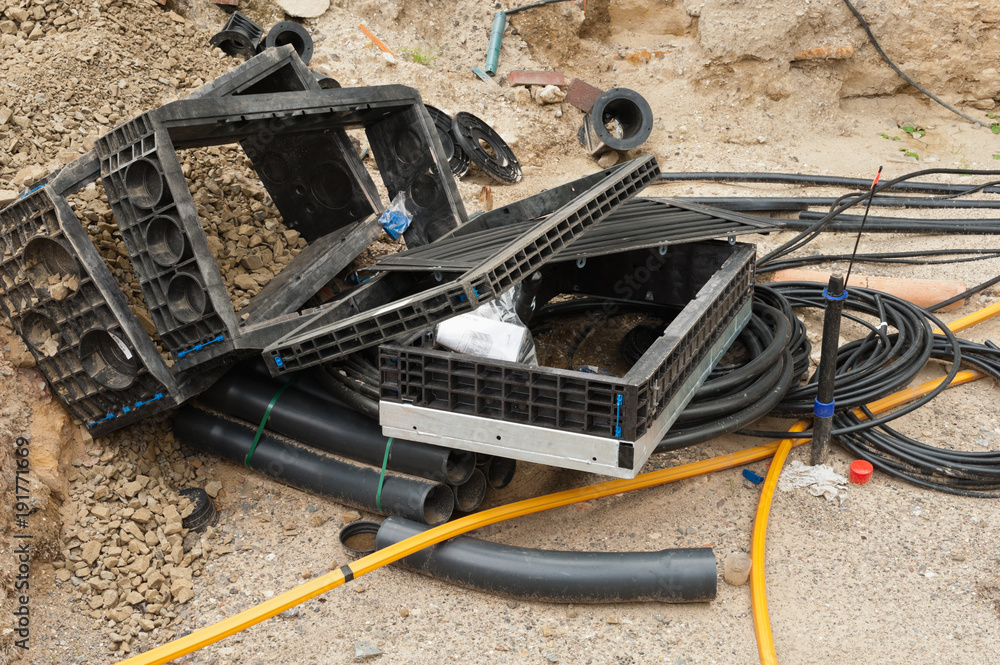 kabel-und-teile-f-r-einen-kabelschacht-aus-kunststoff-liegen-bereit-zur