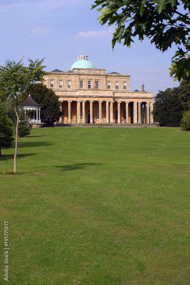 Obraz premium Słynne budynki Pump Rooms ze starym uzdrowiskiem wody mineralnej w Pittville Park, Cheltenham, Gloucestershire, Wielka Brytania