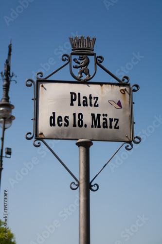 Schild Brandenburger Tor Pariser Platz photo