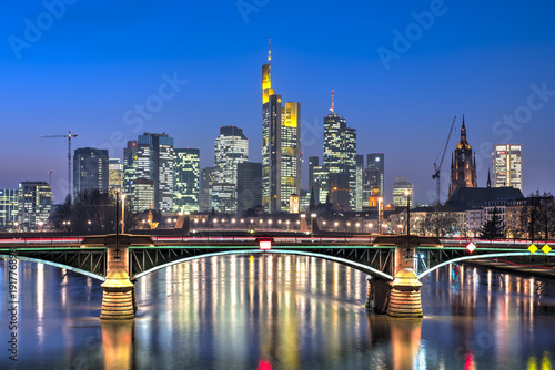 Fototapeta Naklejka Na Ścianę i Meble -  Skyline von Frankfurt am Main am Abend von der Flößerbrücke aus gesehen