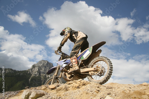 Motocrossfahrer am Berg