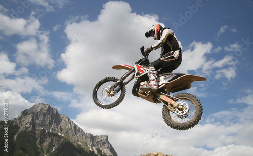 Motocrossfahrer im Sprung