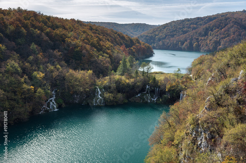 Cuadro en lienzo Two lakes showing the different levels and heights of Plitvice Lakes National Park