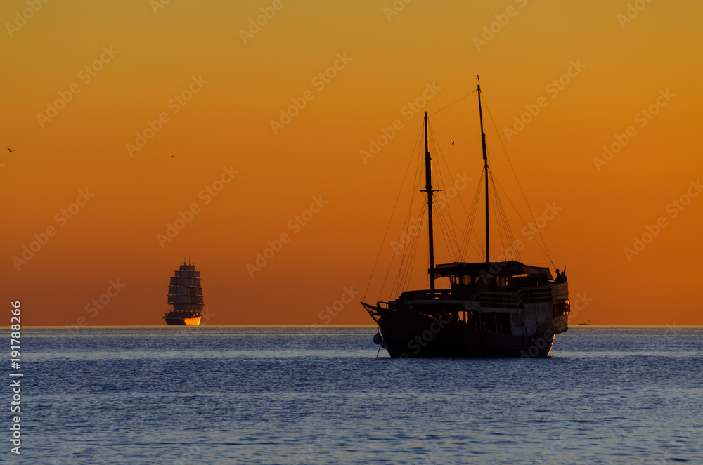 Seegelschiff mit Sonnenuntergang