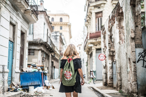 Canvas Print young beautiful woman using her telephone for taking images or video, maybe taking a self in the center of cuba, Havana