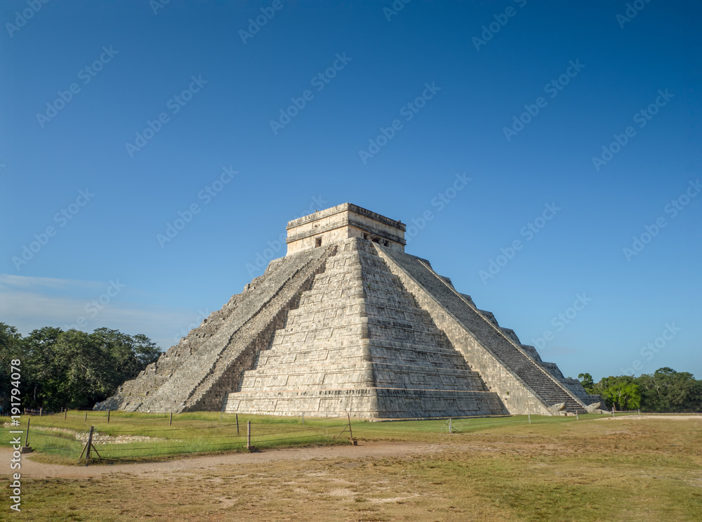 El Castillo pyramid of Chichen itza ancheological site in Yucatan, Mexico