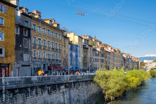 France, Isère (38), Grenoble, les quais de l'Isère et ses immeubles aux façades colorées.