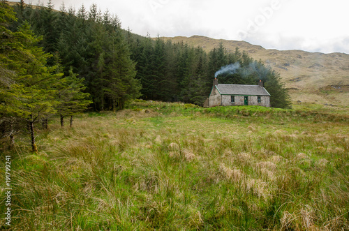 Fototapeta Naklejka Na Ścianę i Meble -  A remote mountain bothy  in the Scottish Highlands