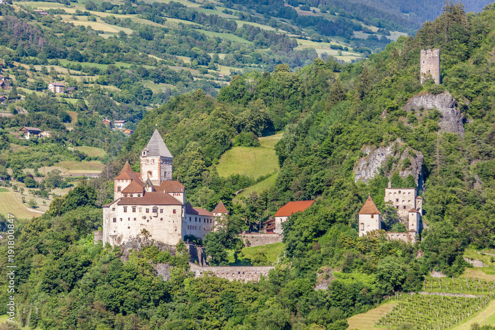 Naklejka premium Die Trostburg im Eisacktal