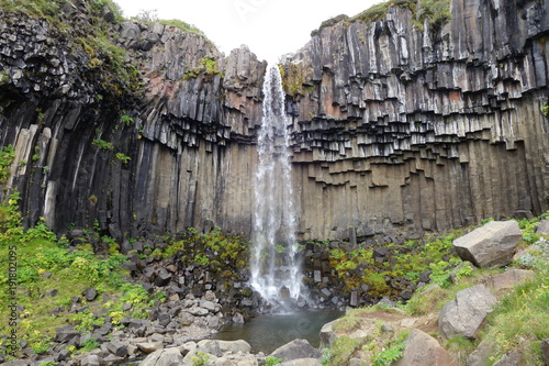 アイスランド、柱状節理の黒い滝スヴァルティフォス