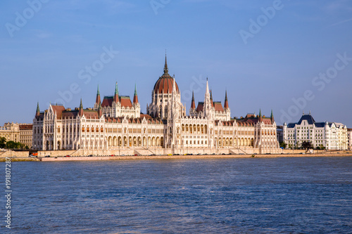 Hungarian parliament building © Kavita