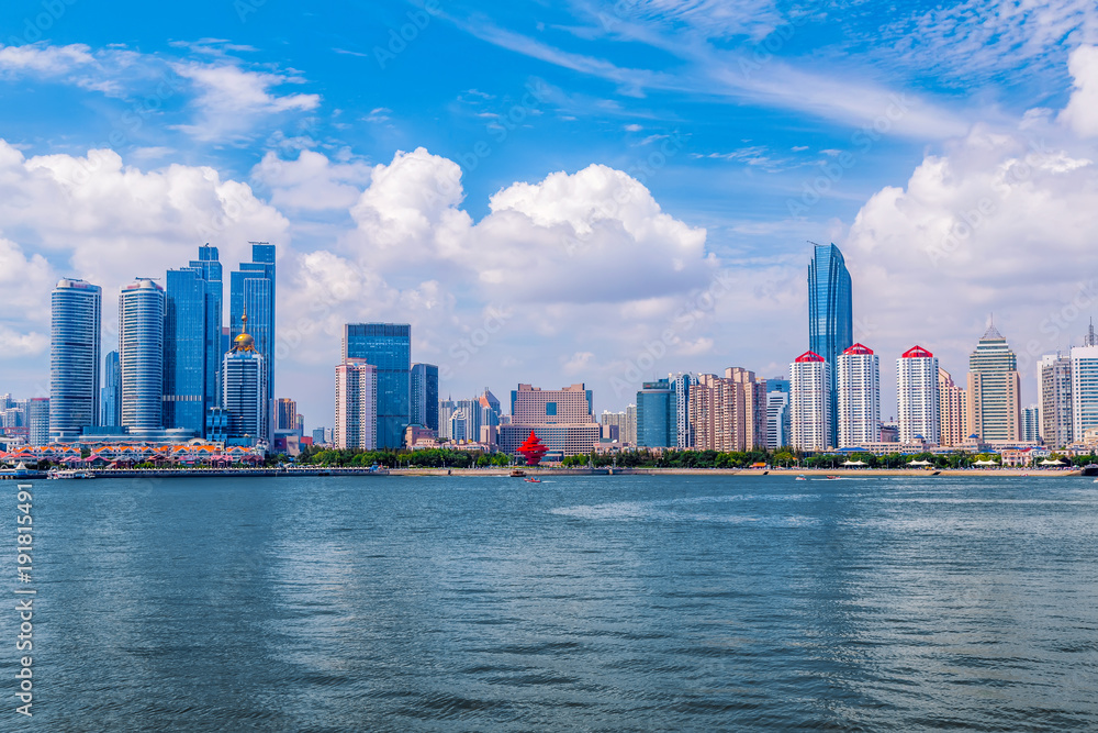 Fototapeta premium Piękne wybrzeże Qingdao i panorama architektonicznego krajobrazu