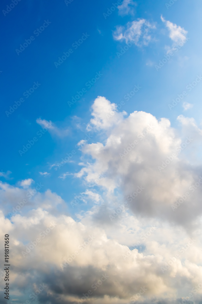Obraz premium 夏の空に広がる雲
