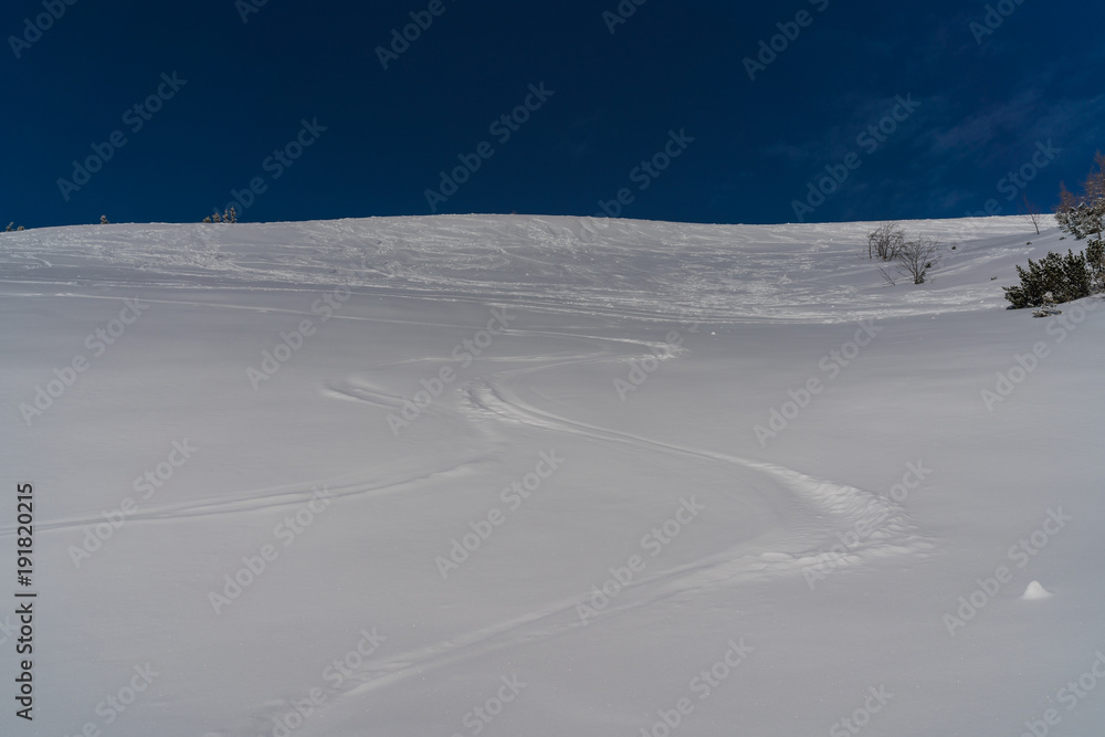 Unberührte Schneelandschaft in Österreich mit blauem Himmel