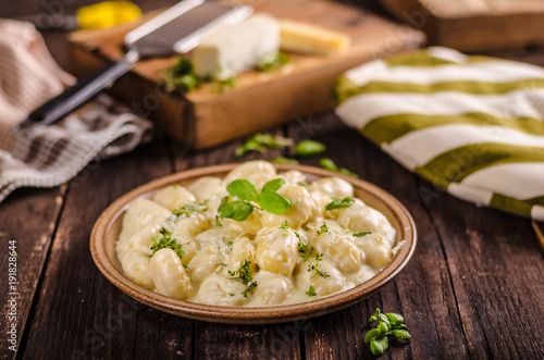 Fotografía Cheese gnocchi with blue cheese sauce and galic
