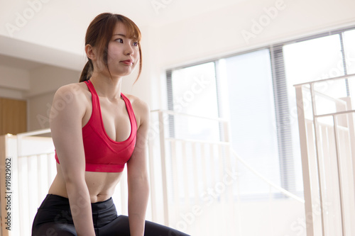 ジムで身体を鍛える日本人女性 Stock 写真 Adobe Stock ジムで身体を鍛える日本人女性 Stock 写真 Adobe Stock