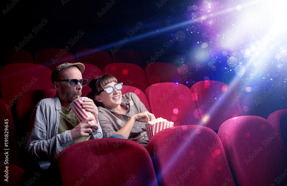 Naklejka premium Romantic couple sitting at spectacle