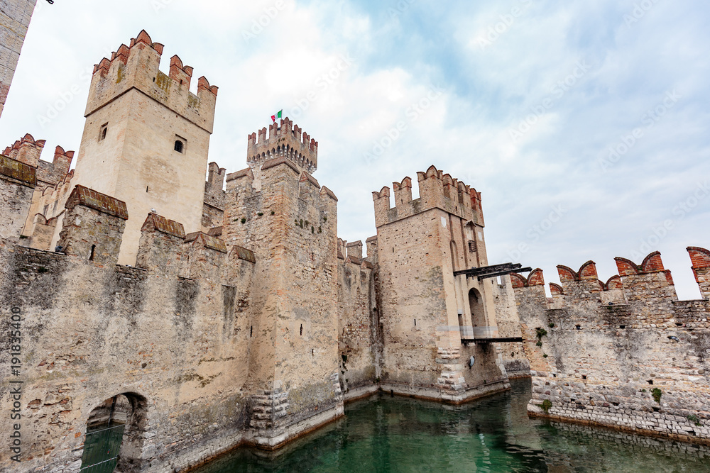 Obraz premium zamek scaliger sirmione del garda