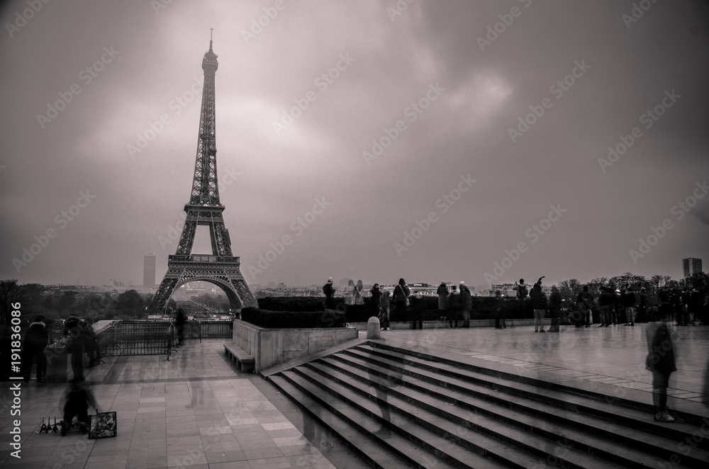 Naklejka premium Longue exposition de la tour Eiffel au jour