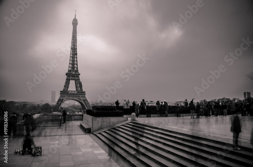 Fototapeta Naklejka Na Ścianę i Meble -  Longue exposition de la tour Eiffel au jour
