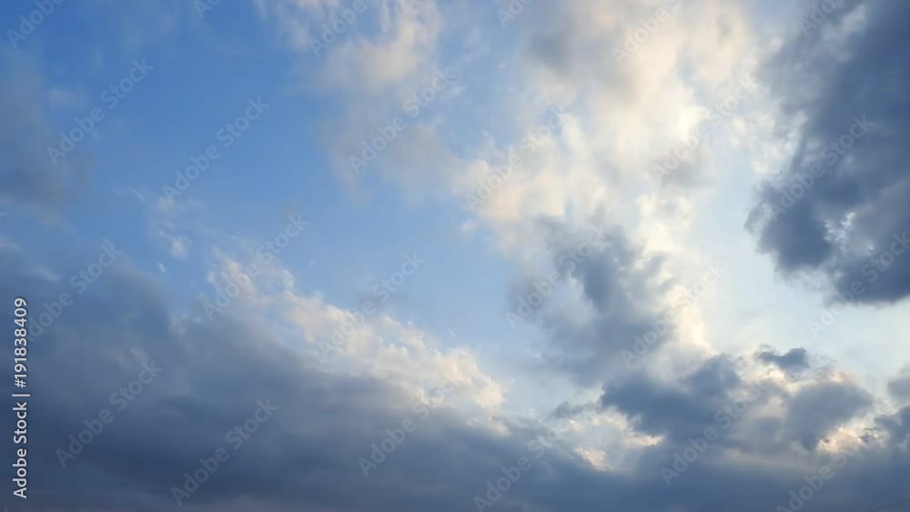 夕方近くになり、青いインクのような雲が流れてきます。タイムラプス動画