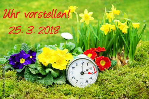 Zeitumstellung, Sommerzeit, 25.3.2018, 25. März 2018, Wecker, Uhr, Frühlingsblumen