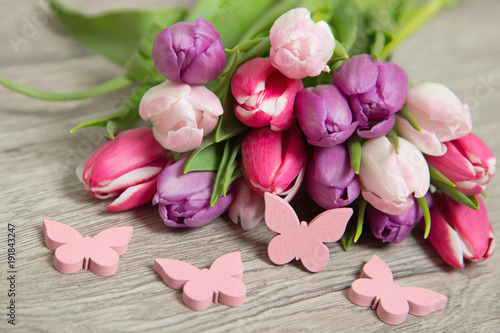 Fototapeta Naklejka Na Ścianę i Meble -  Tulpen und Schmetterlinge