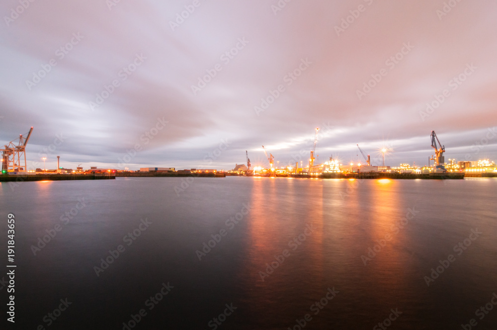 Langzeitbelichtung in der Hafencity mit Blick auf die Unternehmen auf dem kleinen Grasbrook am Abend.