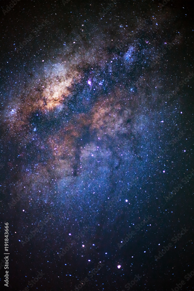 Naklejka premium Centrum galaktyki Drogi Mlecznej i kosmicznego pyłu we Wszechświecie, nocne rozgwieżdżone niebo z gwiazdami
