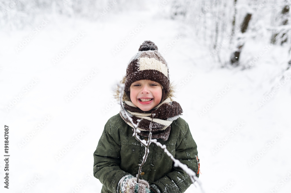 Fototapeta premium Little boy in winter park.