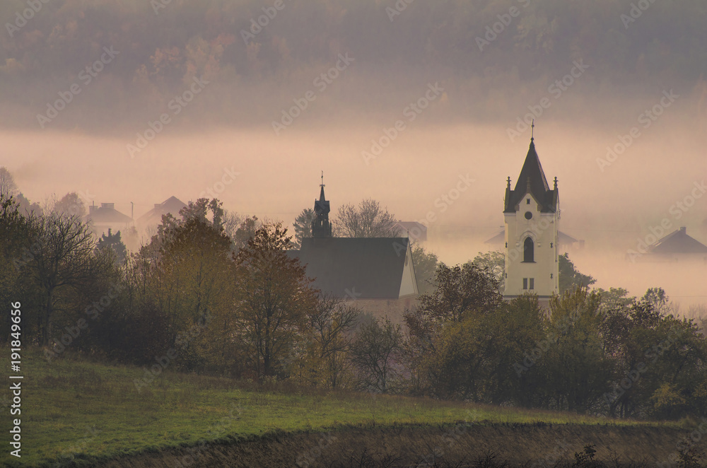 Bieżdziedza -- kościół we mgle