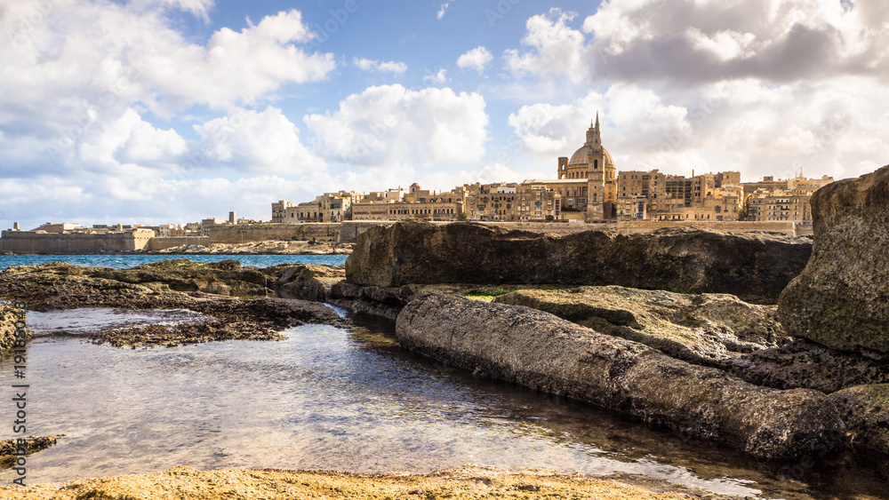 Valletta und eine vergessene Kanone von Maonel-Island aus gesehen