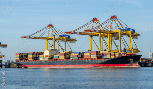 Containerschiff beim Beladen im Hafen an der Nordsee