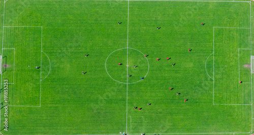 Luftbild vom Fußballplatz mit Fußballspielern