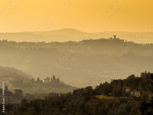 Italia, Toscana, campagna con colline al tramonto.