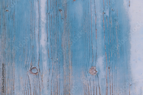 Blaue hölzerne Fassade, verwittert durch den Regen und die Sonne.