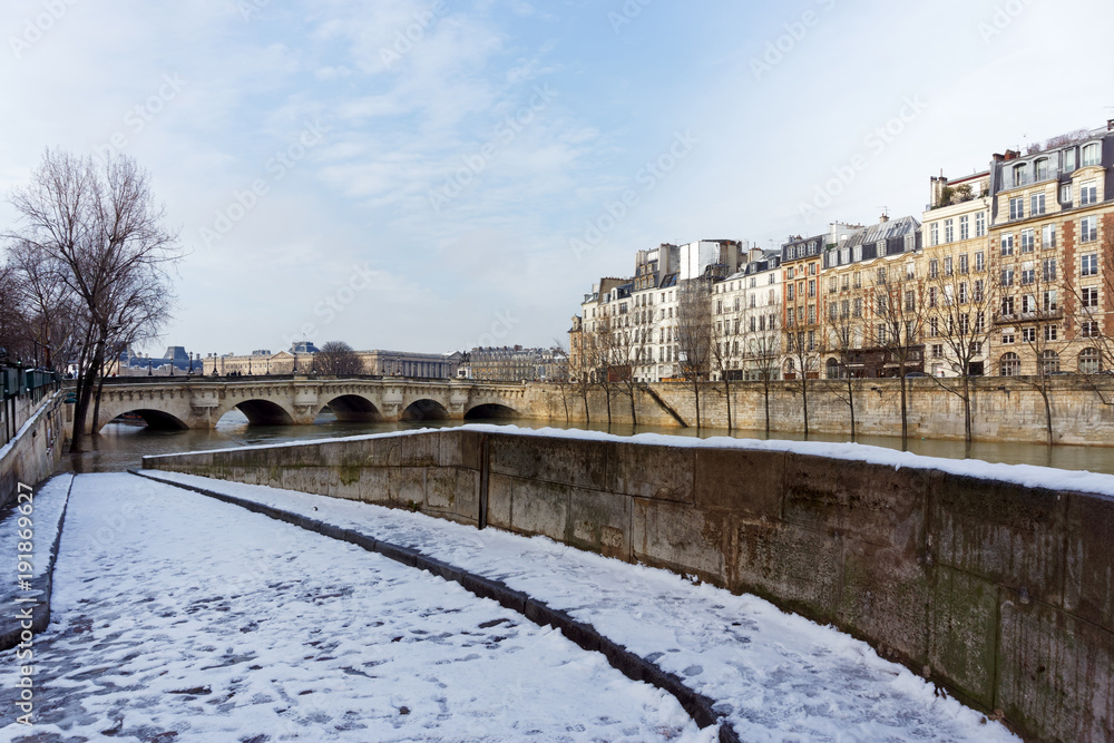 quai de Seine sous la neige à Paris