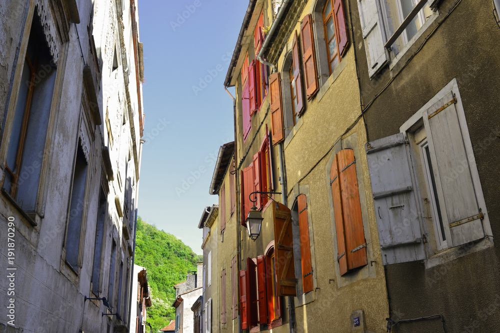 Façades colorées d'une ruelle de Foix (09000), département de l'Ariège, en région Occitanie, France