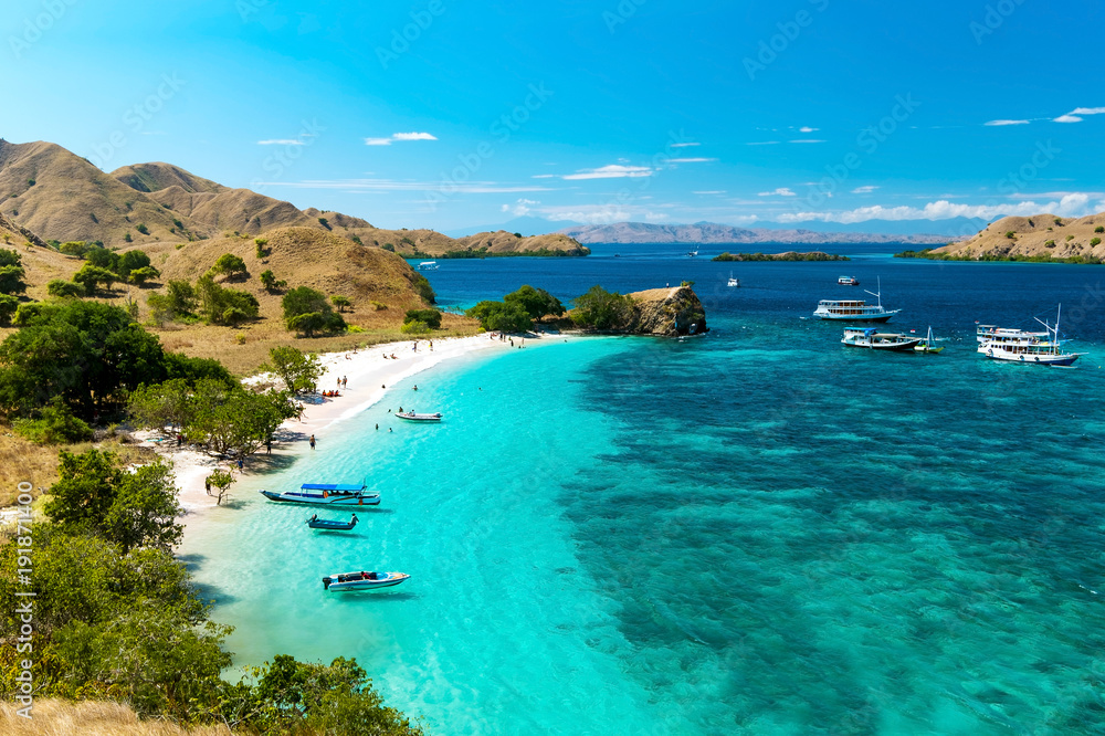 Naklejka premium Panoramiczny widok Pink Beach, Komodo Nation Park, Flores Island, Indonedia.